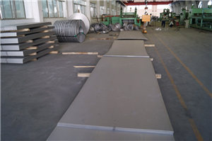 生產中(zhong)的不銹鋼板
